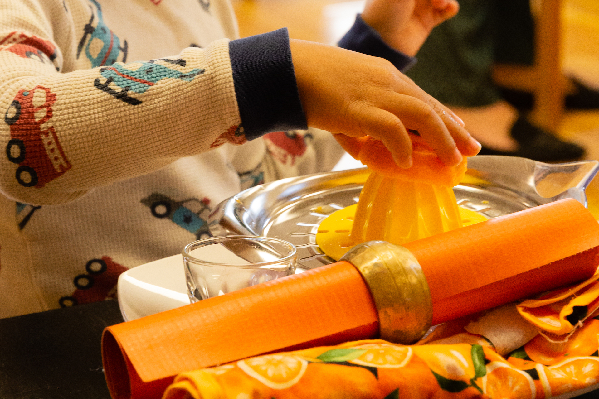 Child juicing an orange independently