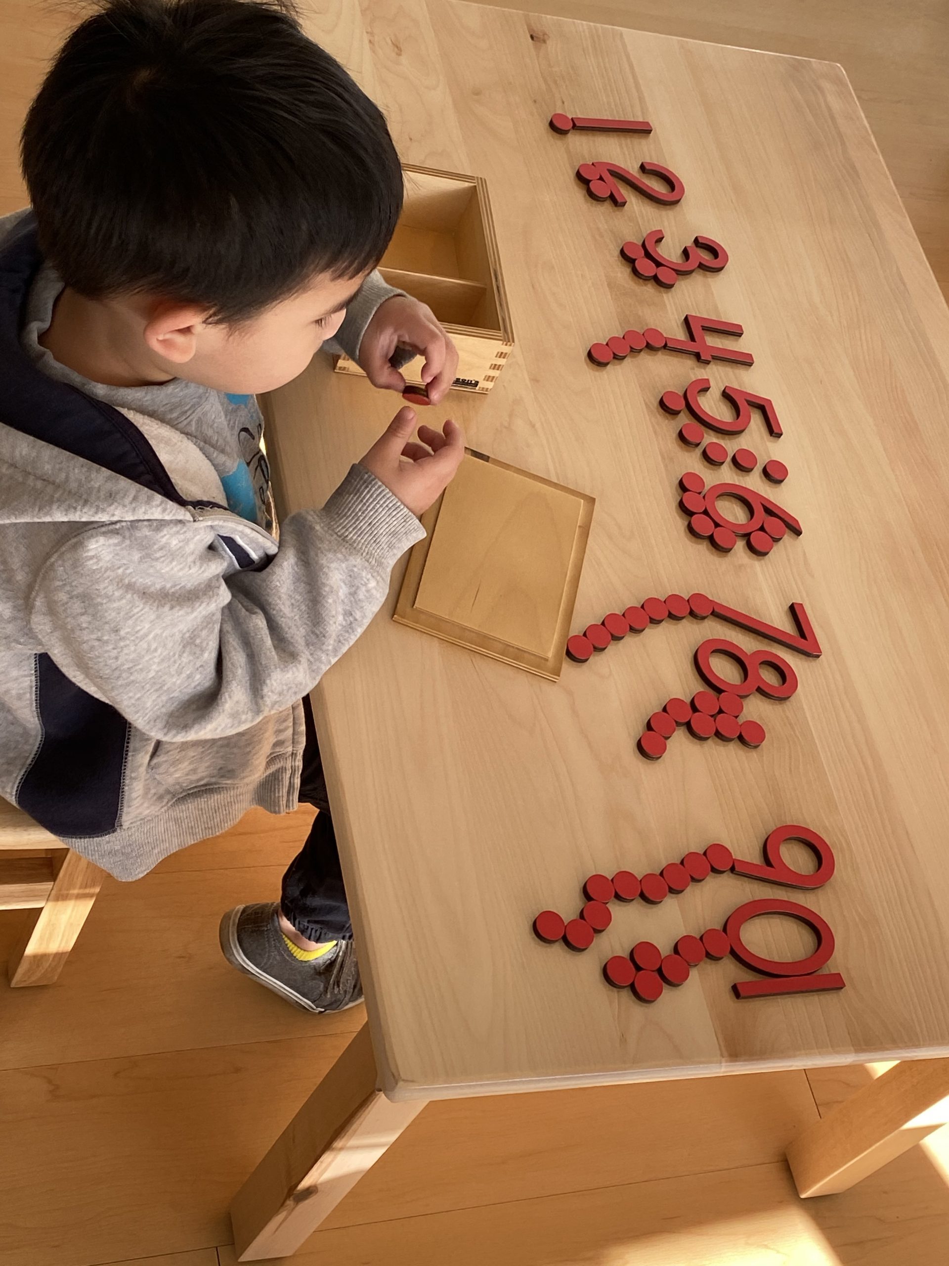 Boy learning how to count at la jolla montessori school