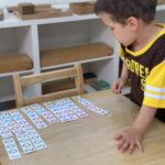 Un niño Montessori da una lección de matemáticas a sus padres en la Escuela Montessori La Jolla