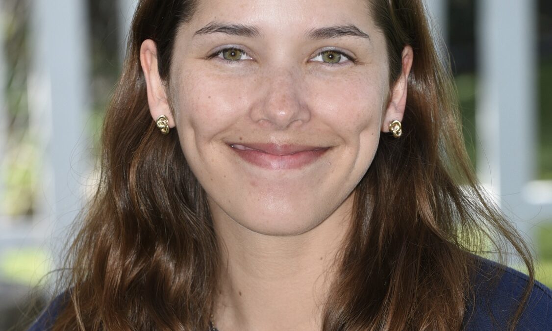 La Sra. Riley Baumann es la profesora asistente de Nido Infantil en la Escuela Montessori La Jolla.