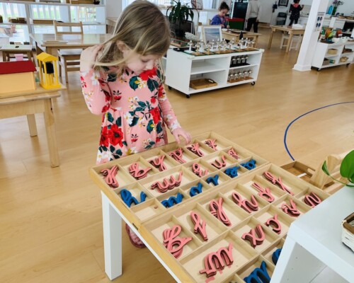Preescolar aprendiendo cursiva en inglés y español en clase Montessori