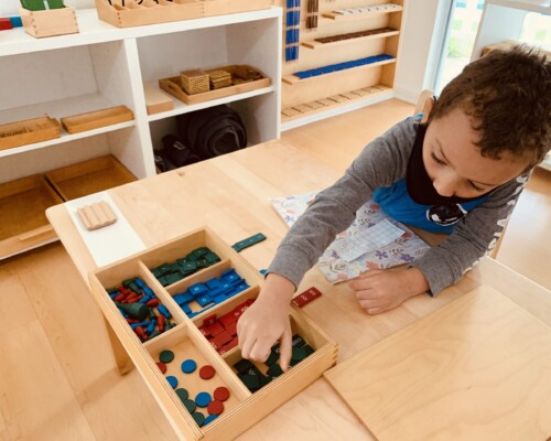 Preescolar aprendiendo conceptos matemáticos en La Jolla Montessori School