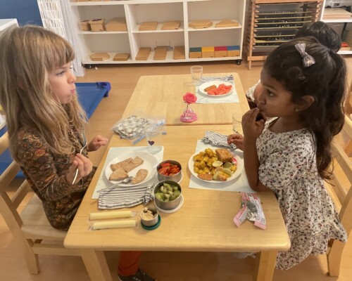 Desarrollo Social en Primaria Compartiendo Comidas en La Jolla Montessori